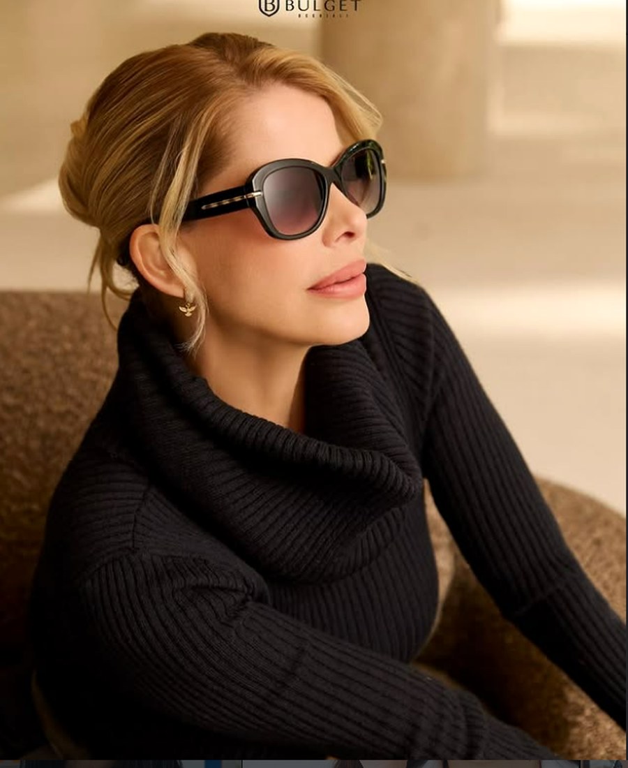 Cliente usando óculos de sol em estilo elegante